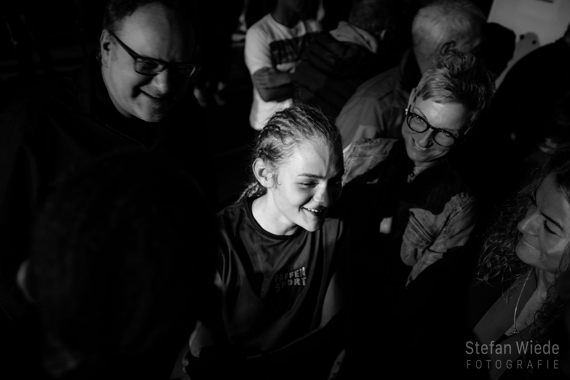 Sarah mit Familie und Freunden
