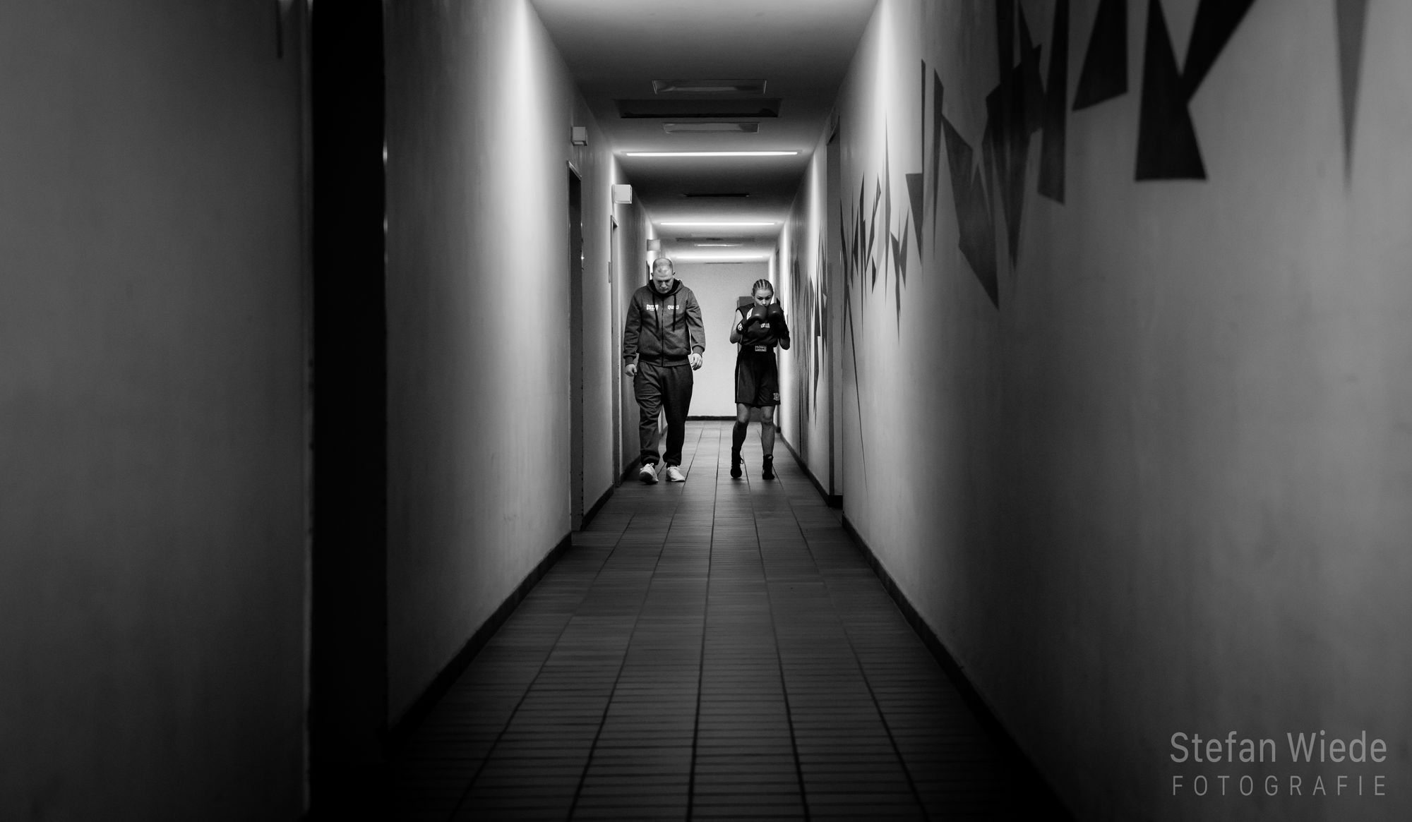 Sarah Liegmann auf dem Weg in die Boxhalle