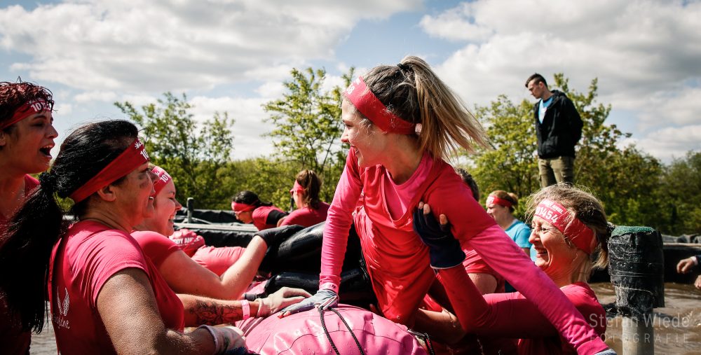Teamwork beim Muddy Angel Run 2019