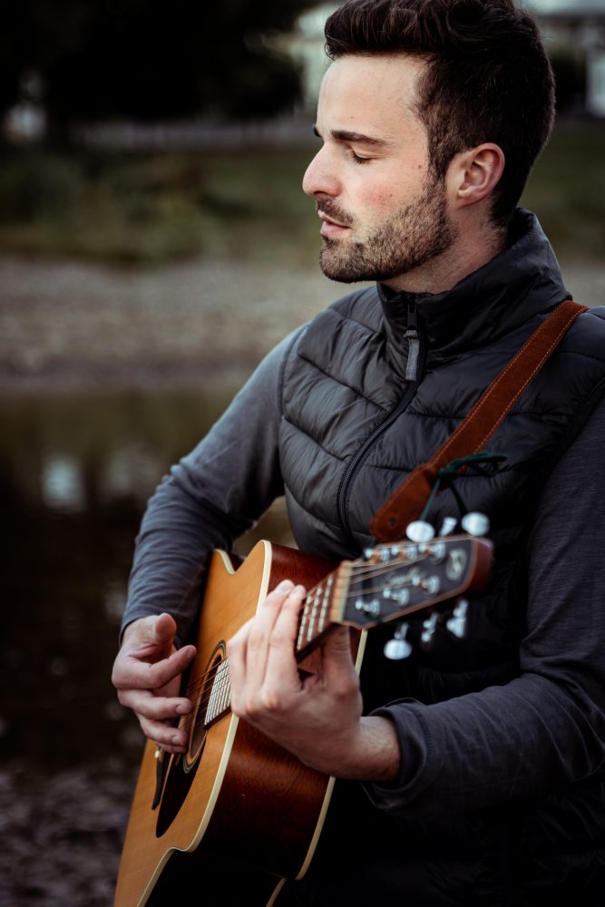 Singer Songwriter Tilman Ringer mit Gitarre