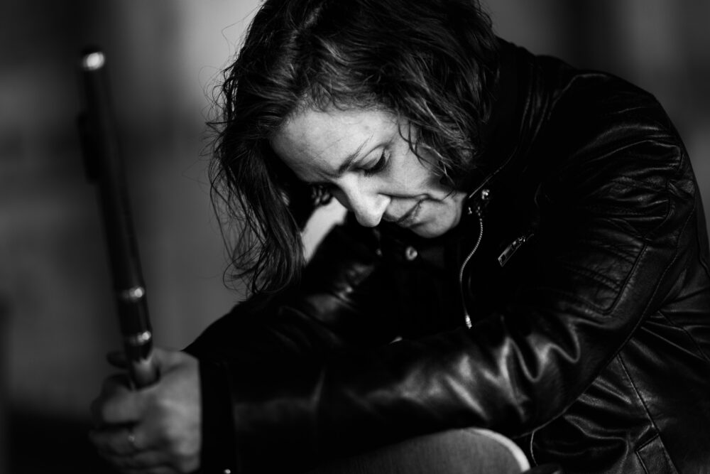 Portraitfoto in schwarzweiß einer Frau in Lederjacke